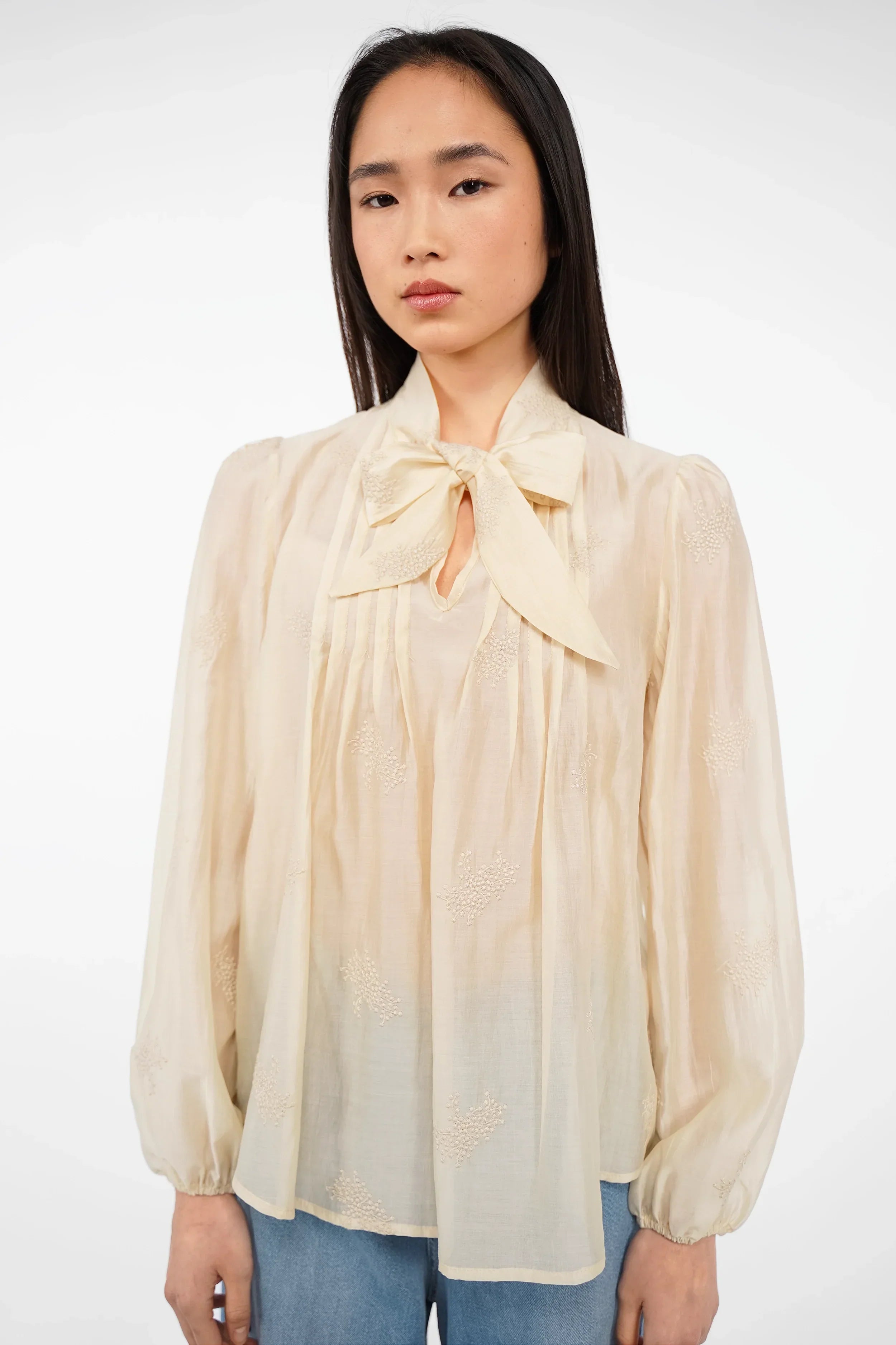 Blouse ADIAMA avec broderie en relief et col à nouer