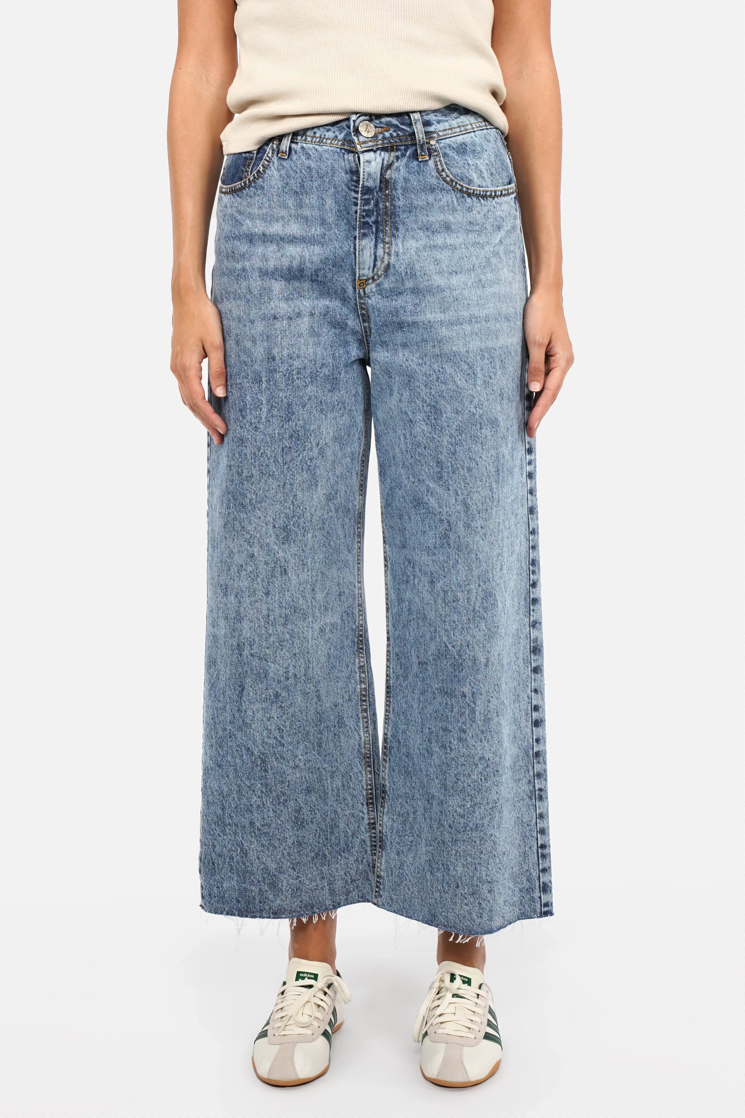 AENYA Ankle Straight Jeans in bleached Marble-Blue mit offenem Raw-Cut Saum und Five-Pocket-Design