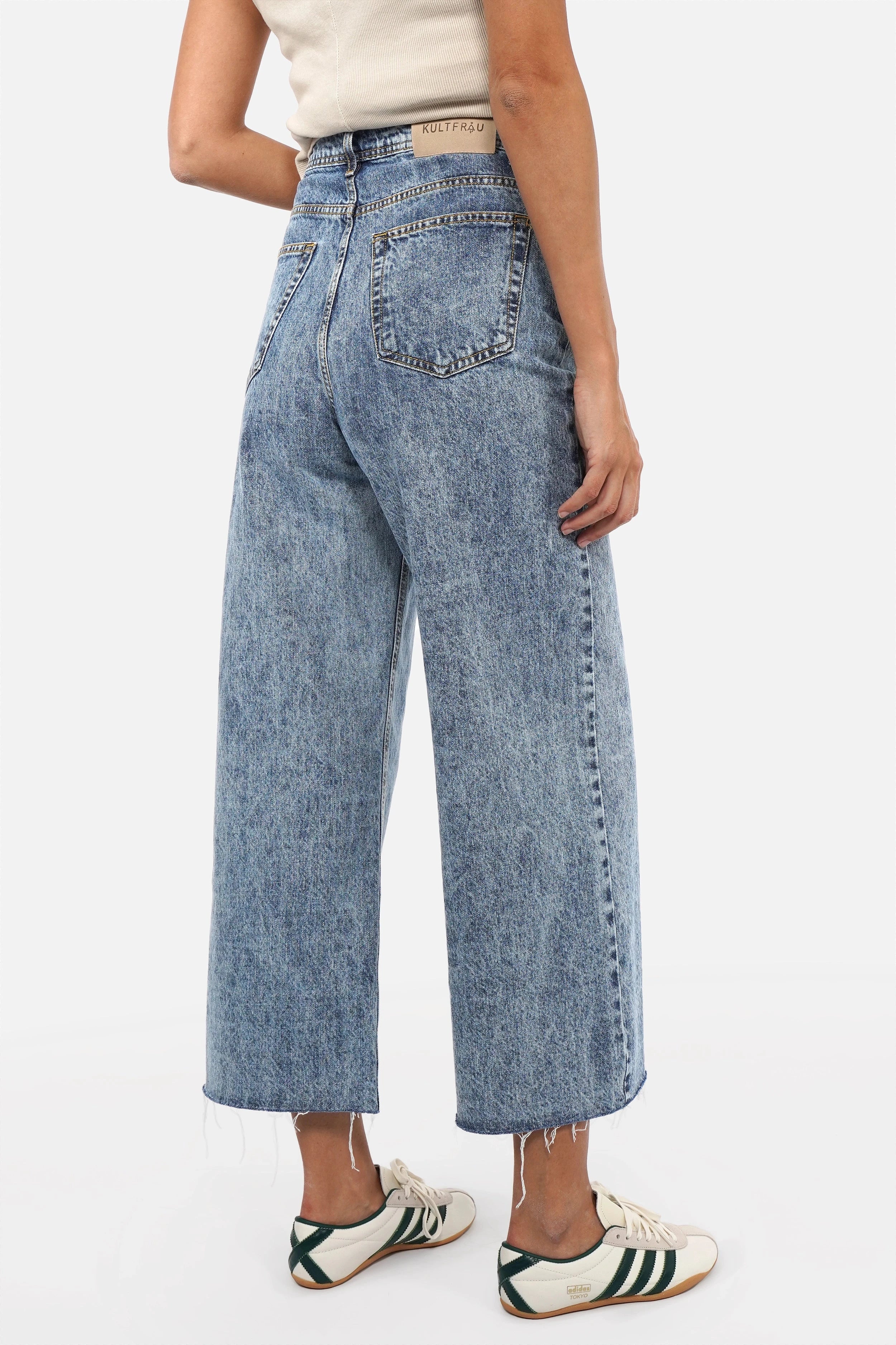 AENYA Ankle Straight Jeans aus bleached marble-blue Denim mit offenem Raw-Cut Saum und High Waist Design