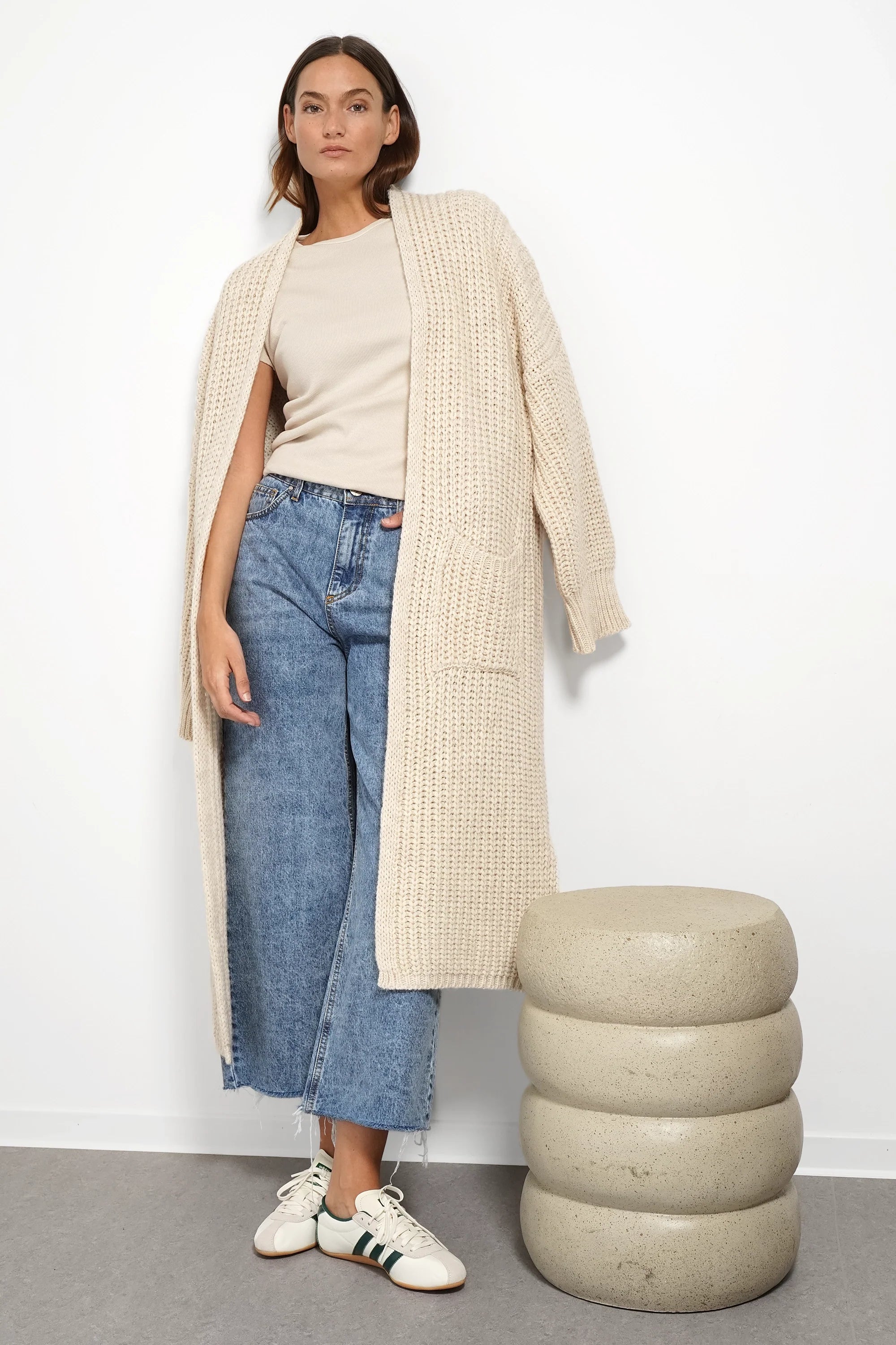 Ankle Straight Jeans AENYA mit offenem Raw-Cut Saum in bleached Marble-Blue Denim