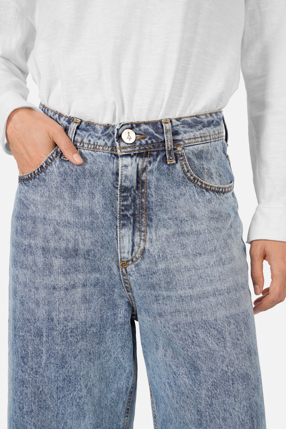 Detail der AENYA Jeans in Bleached Marble Blue mit hohem Bund, Metallknopf und vorderen Taschen