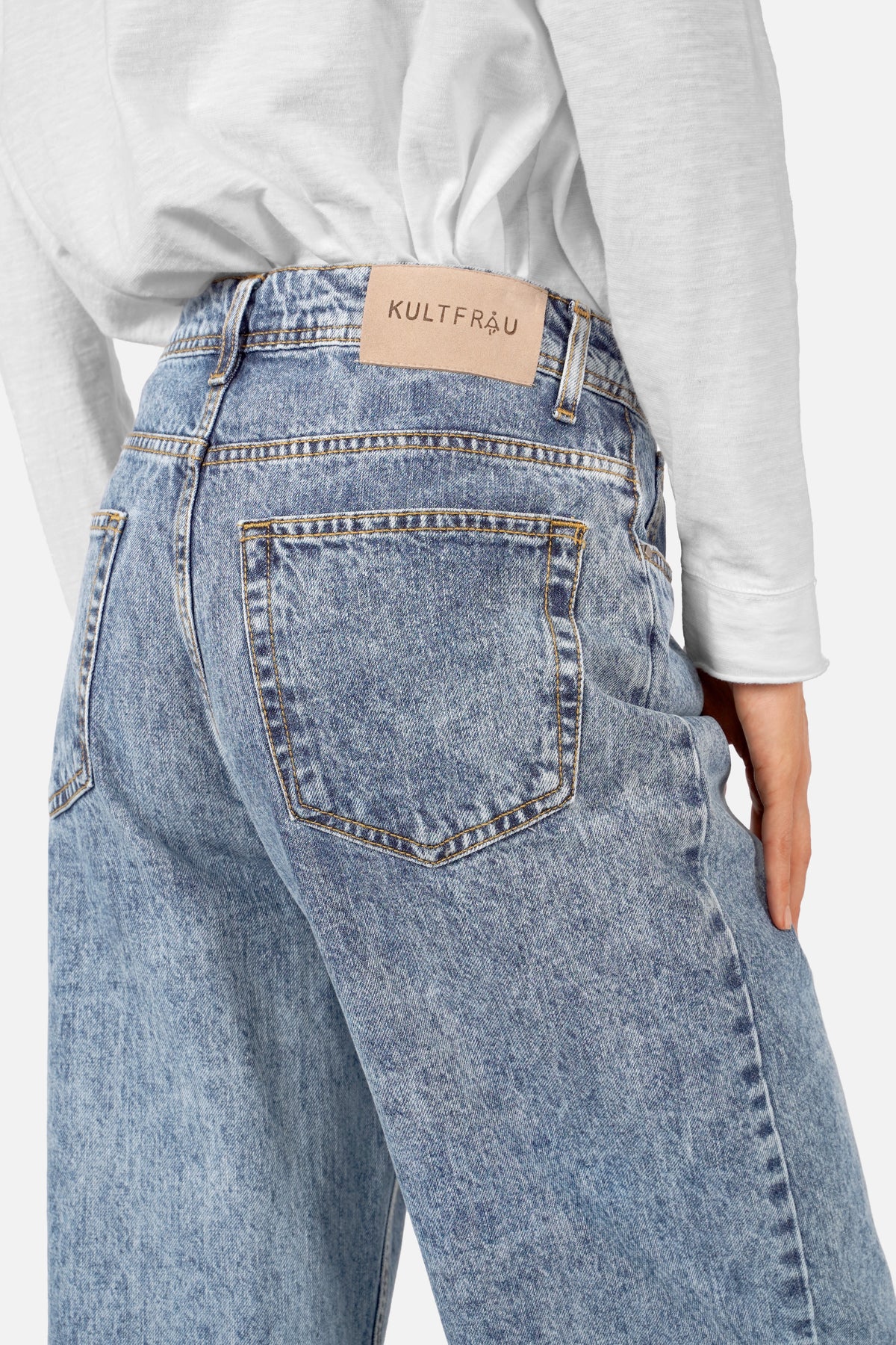 Detail der AENYA Jeans in Bleached Marble Blue mit Gesäßtasche, Kontrastnähten und KULTFRAU-Label