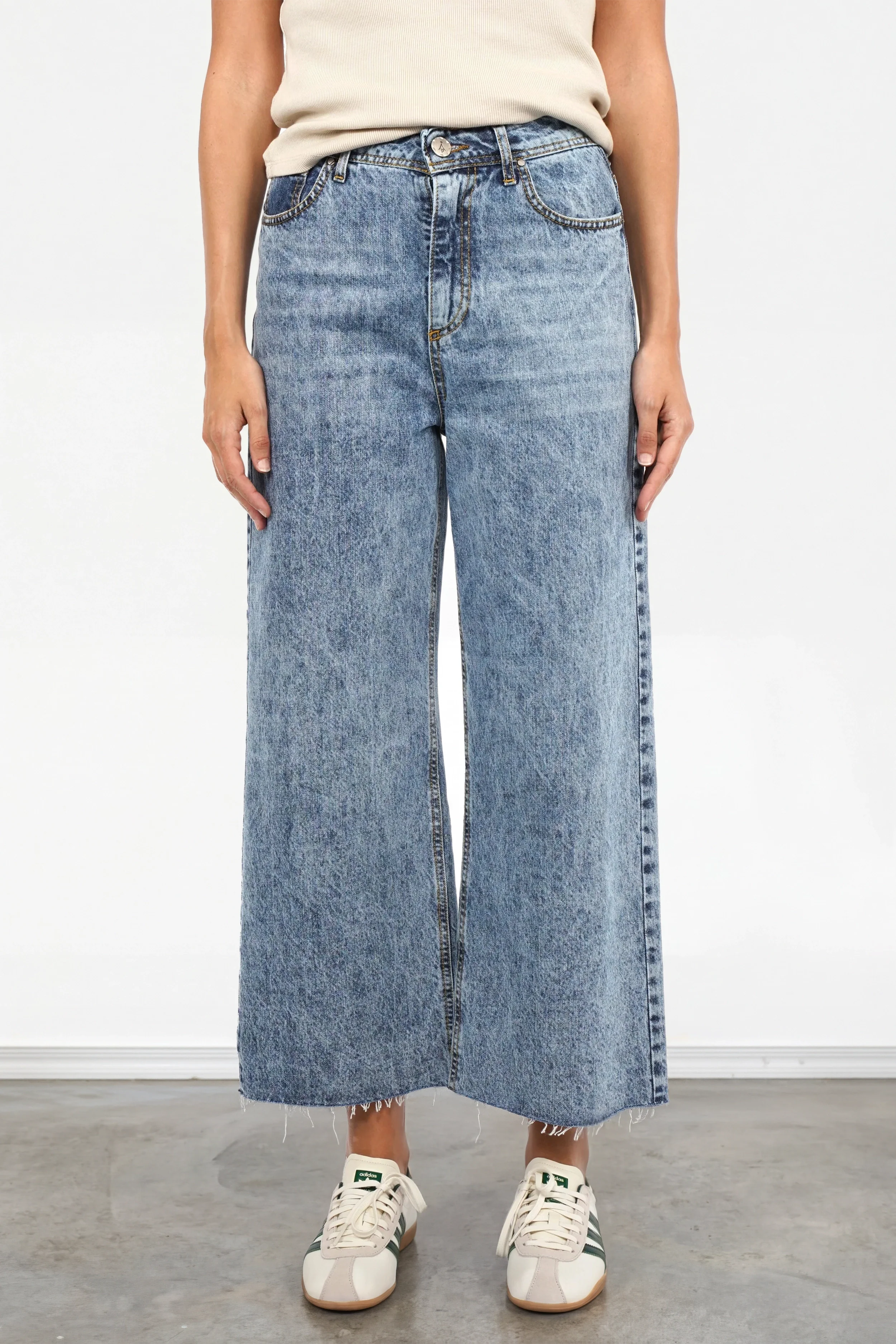 AENYA Ankle Straight Jeans mit offenem Saum