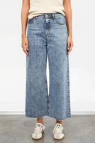 AENYA Ankle Straight Jeans in Marble-Blue mit offener Saumkante und hohem Bund