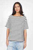 Schwarz-weiß gestreiftes Shirt aus weichem Viskosejersey mit U-Boot-Ausschnitt und kurzen Ärmeln