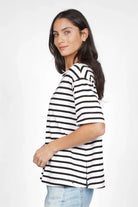 Schwarz-weiß gestreiftes Shirt aus weichem Viskosejersey mit U-Boot-Ausschnitt und kurzem Ärmel