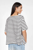 Schwarz-weiß gestreiftes Shirt aus mittelschwerem Viskosejersey mit U-Boot-Ausschnitt und kurzen Ärmeln