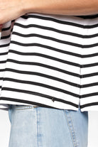 Schwarz-weiß gestreiftes Shirt aus weichem Viskosejersey mit schmalem U-Boot-Ausschnitt und kurzem Ärmel