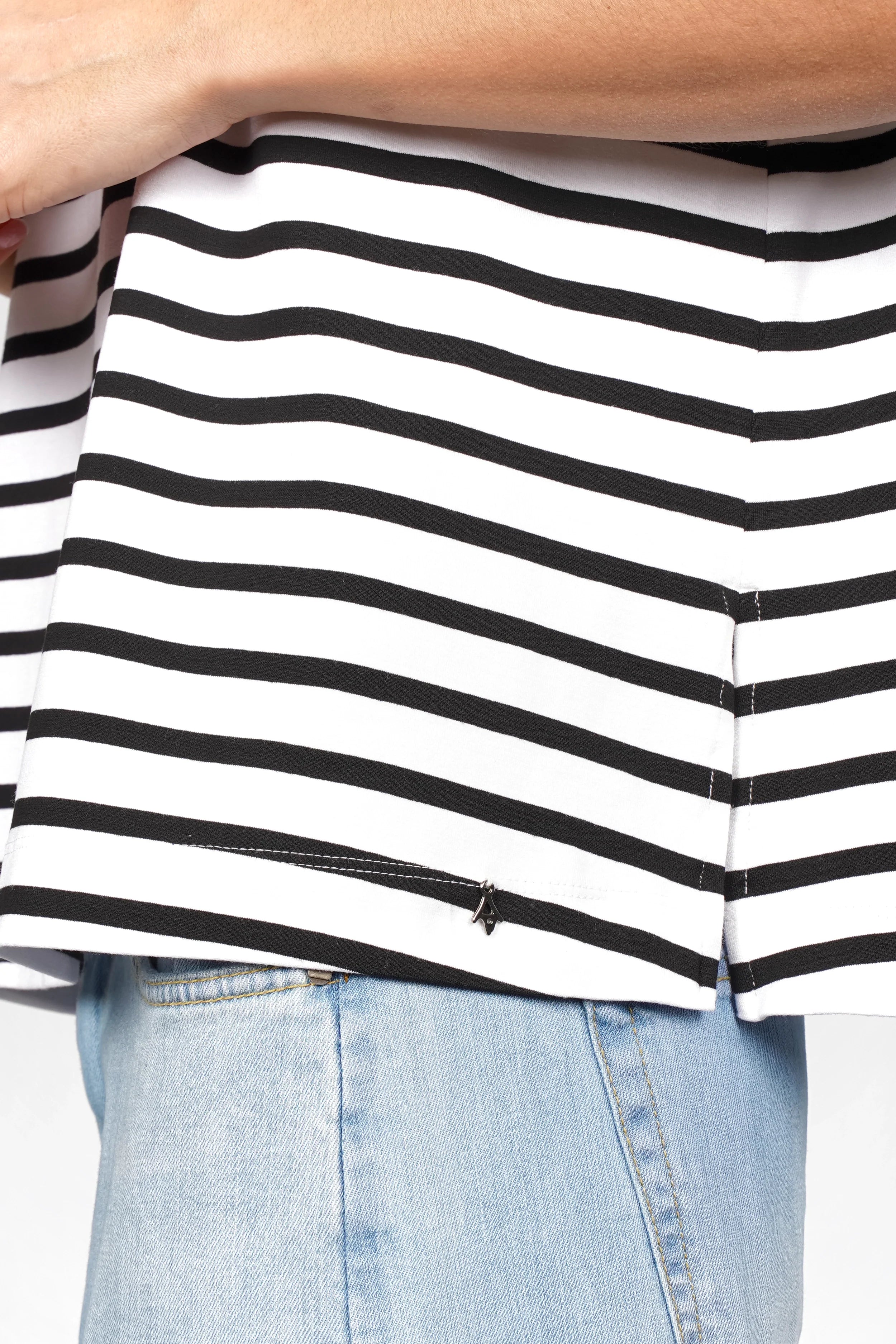 Schwarz-weiß gestreiftes Shirt aus weichem Viskosejersey mit schmalem U-Boot-Ausschnitt und kurzem Ärmel