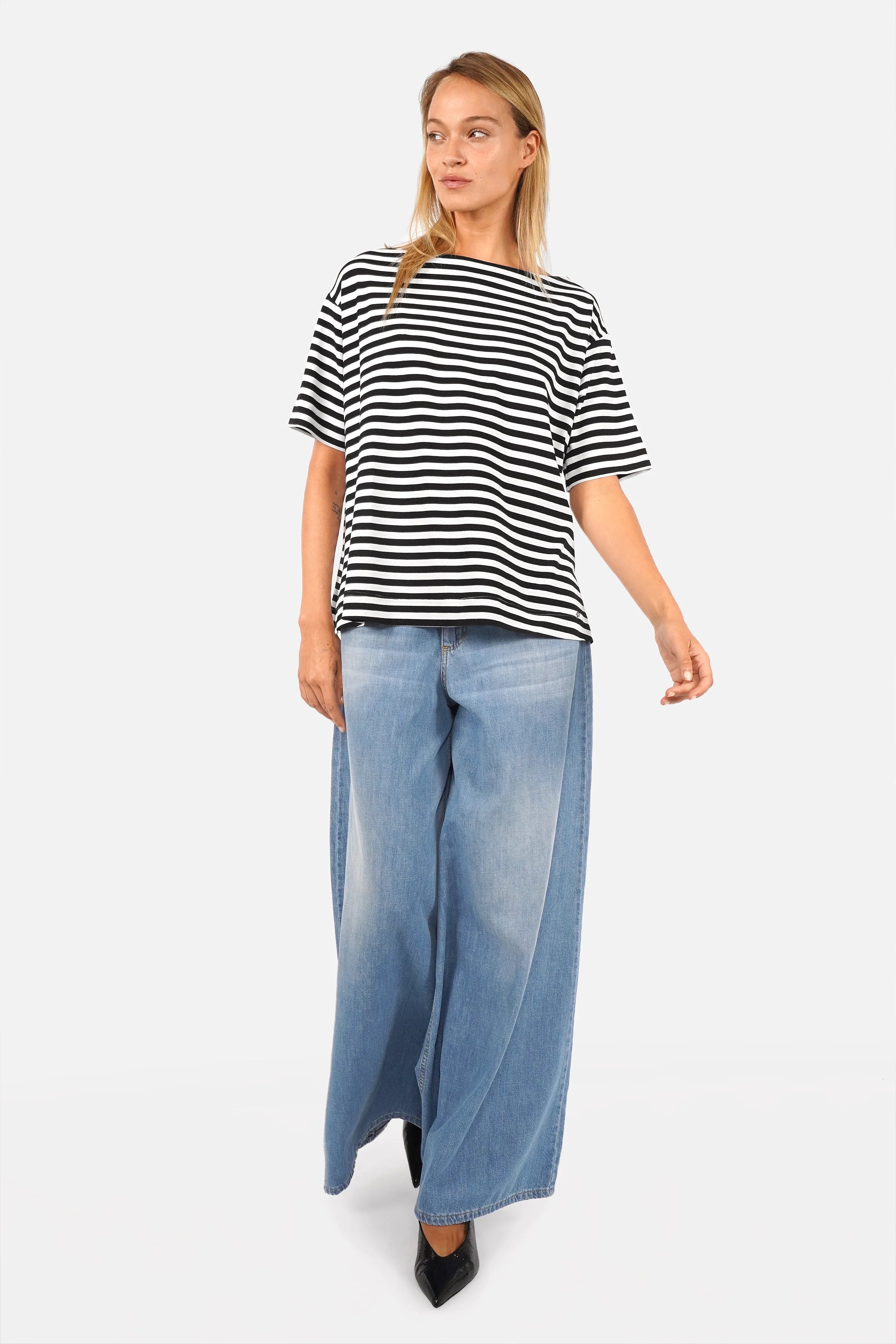 Schwarz-weiß gestreiftes Shirt aus Viskosejersey mit U-Boot-Ausschnitt und kurzen Ärmeln