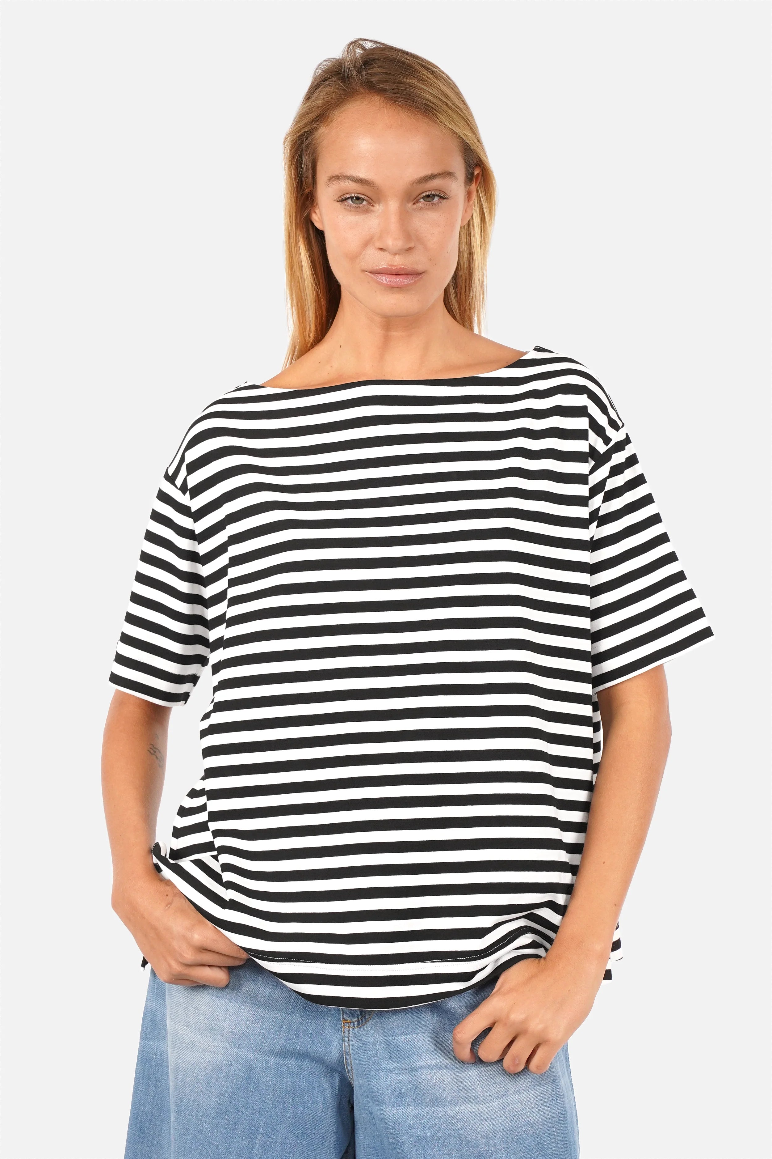 Schwarz-weiß gestreiftes Shirt aus Viskosejersey mit schmalem U-Boot-Ausschnitt und kurzem Ärmel