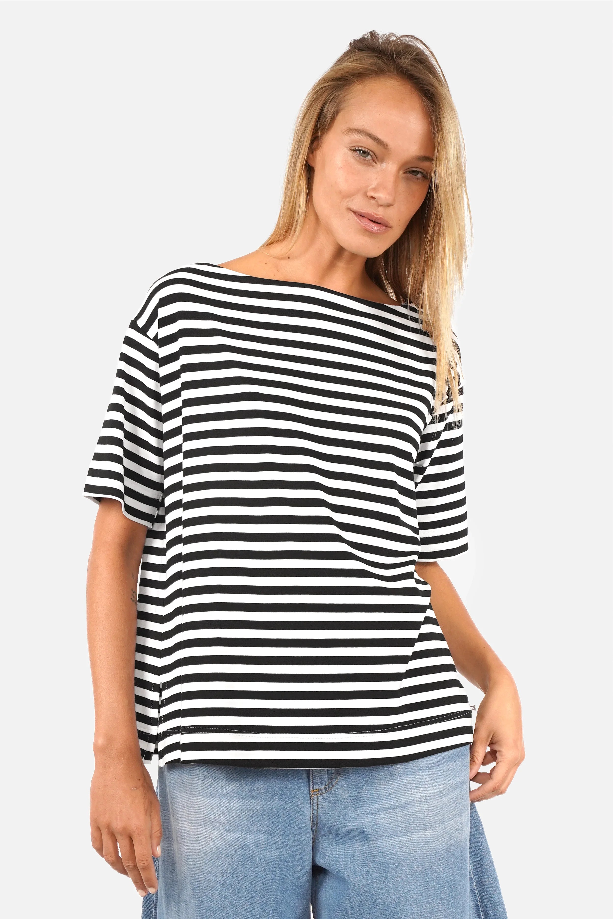 Gestreiftes Shirt aus weichem Viskosejersey mit schwarz-weißen Streifen und U-Boot-Ausschnitt