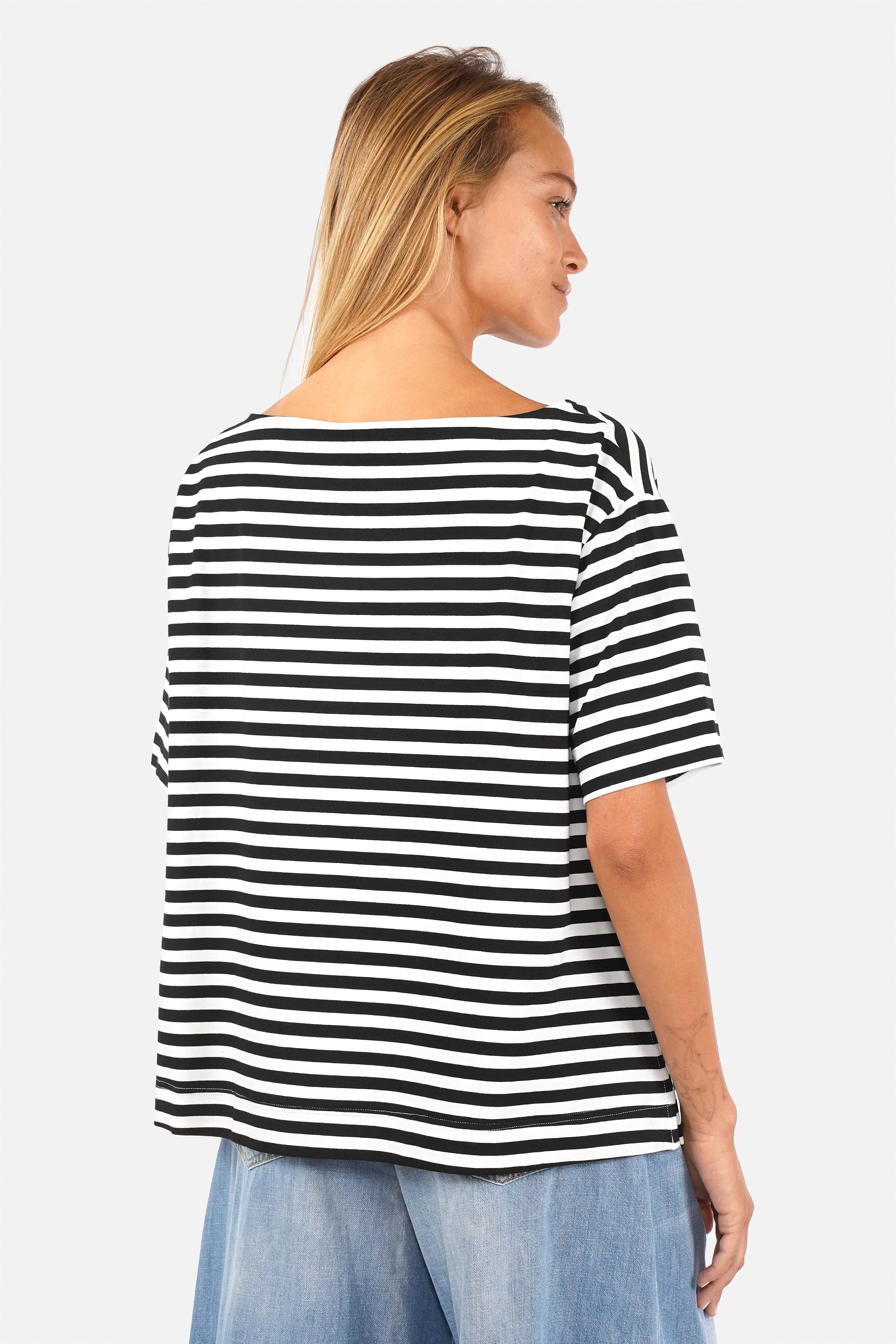 Gestreiftes Shirt aus Viskosejersey mit schwarz-weißen Streifen und U-Boot-Ausschnitt