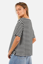 Gestreiftes Shirt aus Viskosejersey mit schwarz-weißen Streifen und U-Boot-Ausschnitt