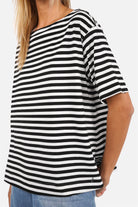 Schwarz-weiß gestreiftes Shirt aus Viskosejersey mit U-Boot-Ausschnitt und kurzen Ärmeln