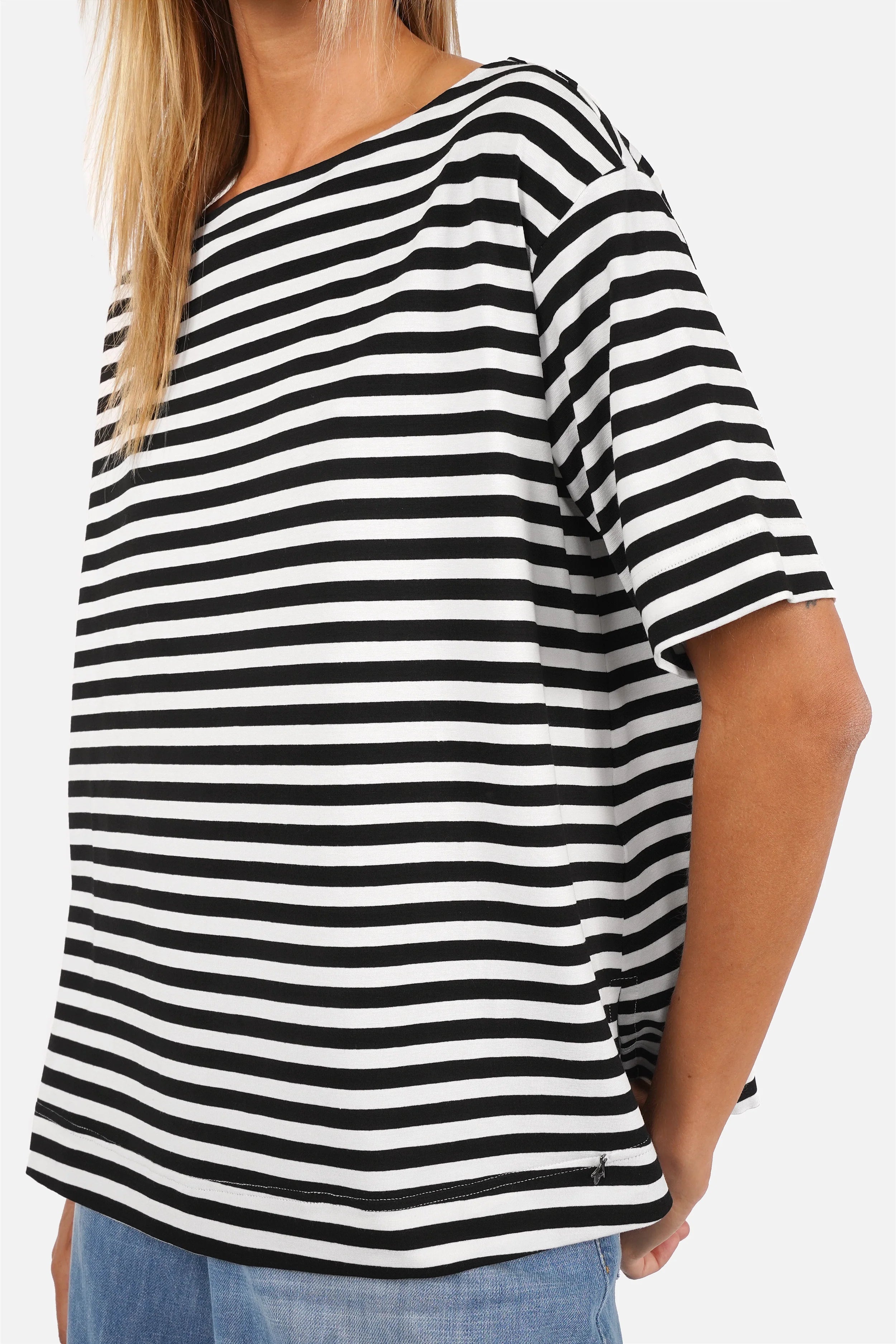 Schwarz-weiß gestreiftes Shirt aus Viskosejersey mit U-Boot-Ausschnitt und kurzen Ärmeln