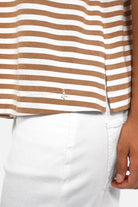 AILIE Gestreiftes Shirt aus Viskosejersey mit Camel-Off-White Streifen und U-Boot-Ausschnitt