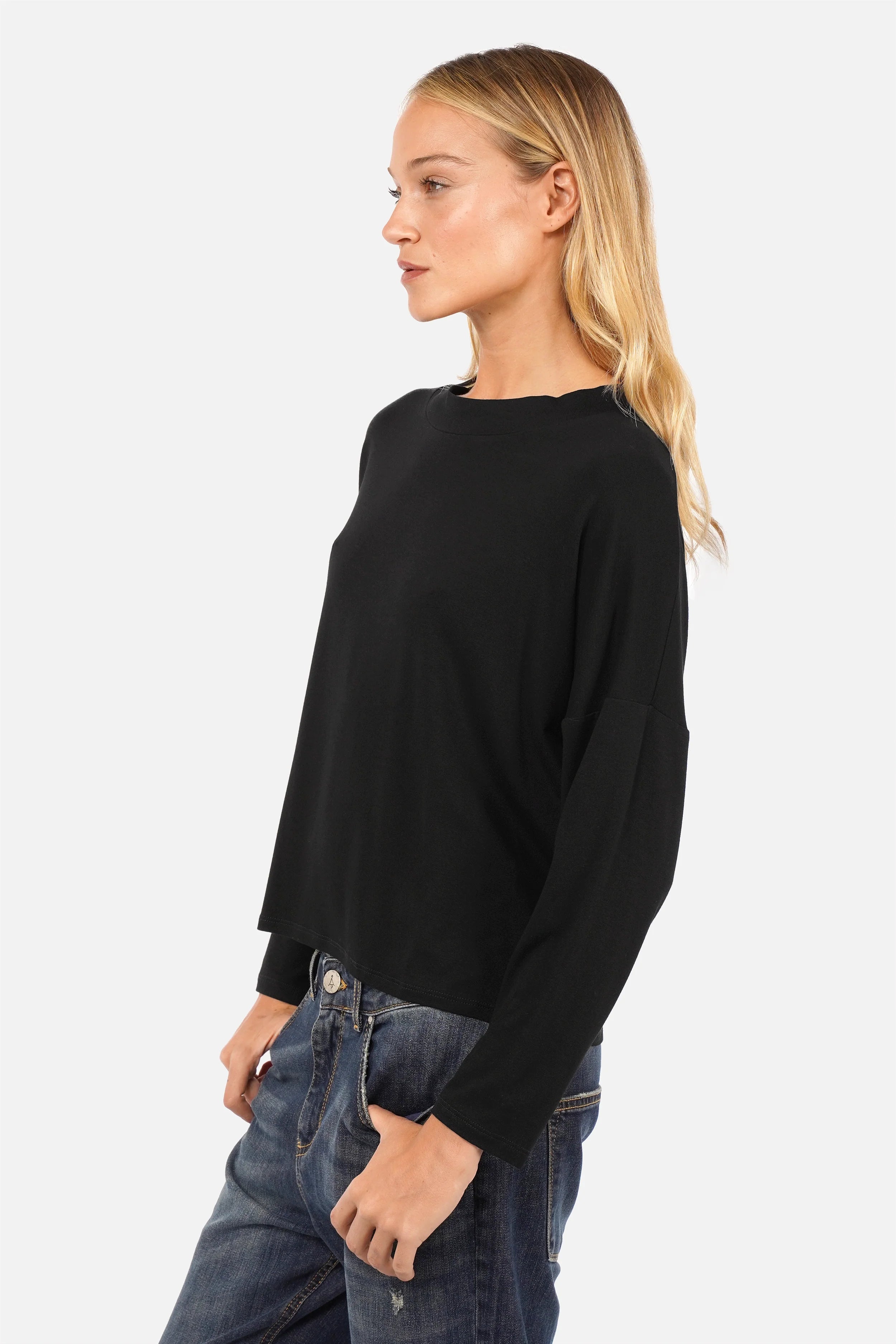 Longsleeve aus leichtem Viskose-Jersey mit überschnittenen Schultern und lockerem Halsausschnitt in Regular Fit