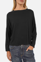 Longsleeve aus leichtem Viskose-Jersey mit überschnittenen Schultern und lockerem Halsausschnitt