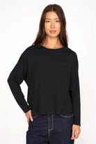 Damen Longsleeve aus leichtem Viskose-Jersey mit lockerem Halsausschnitt und überschnittenen Schultern in schwarz