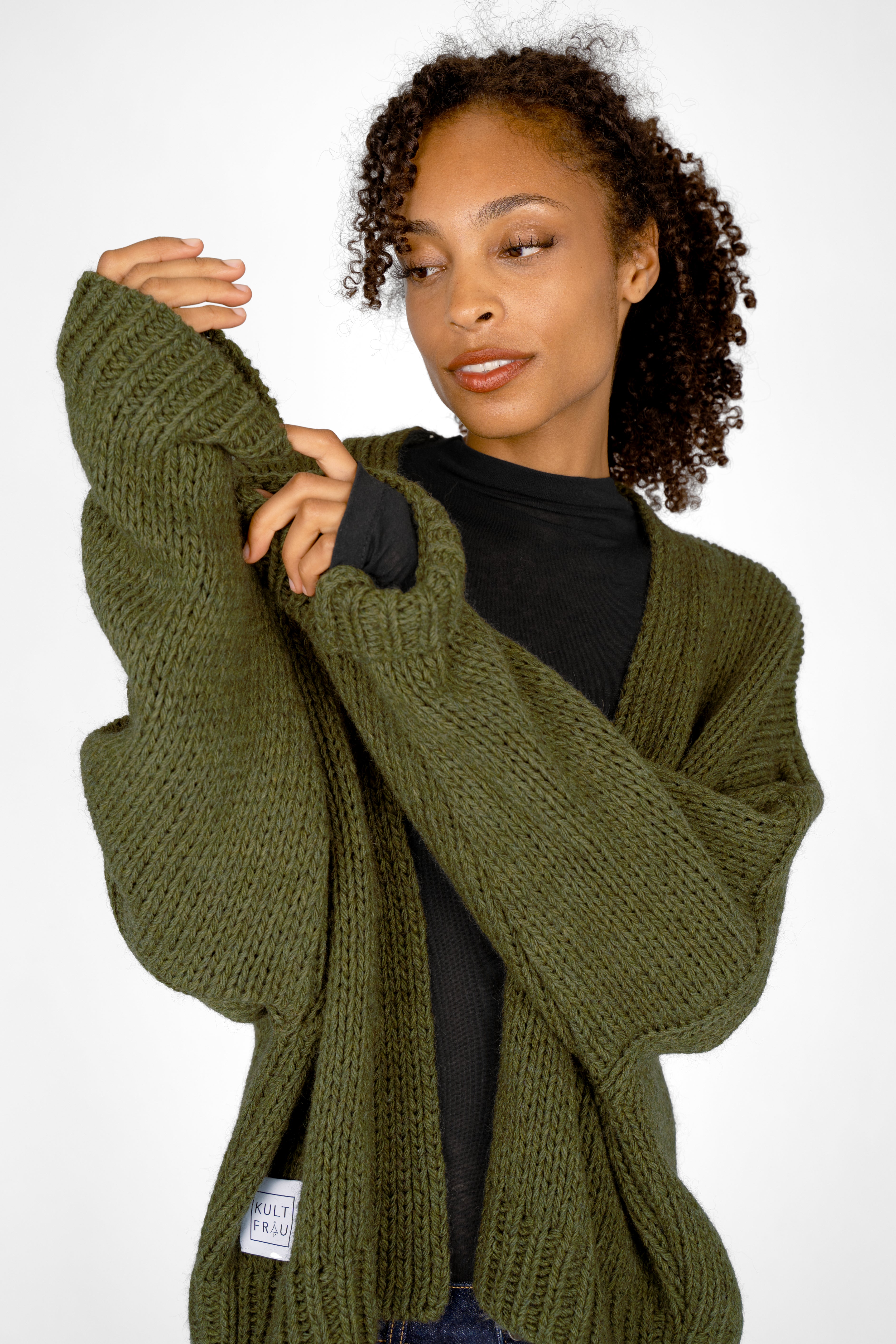 ALIXA Cropped Strickcardigan green oversized knit cardigan with shawl collar and ribbed cuffs on model