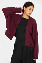 ALIXA Cropped Strickcardigan in burgundy with loose fit, ribbed cuffs, and shawl collar worn open on model