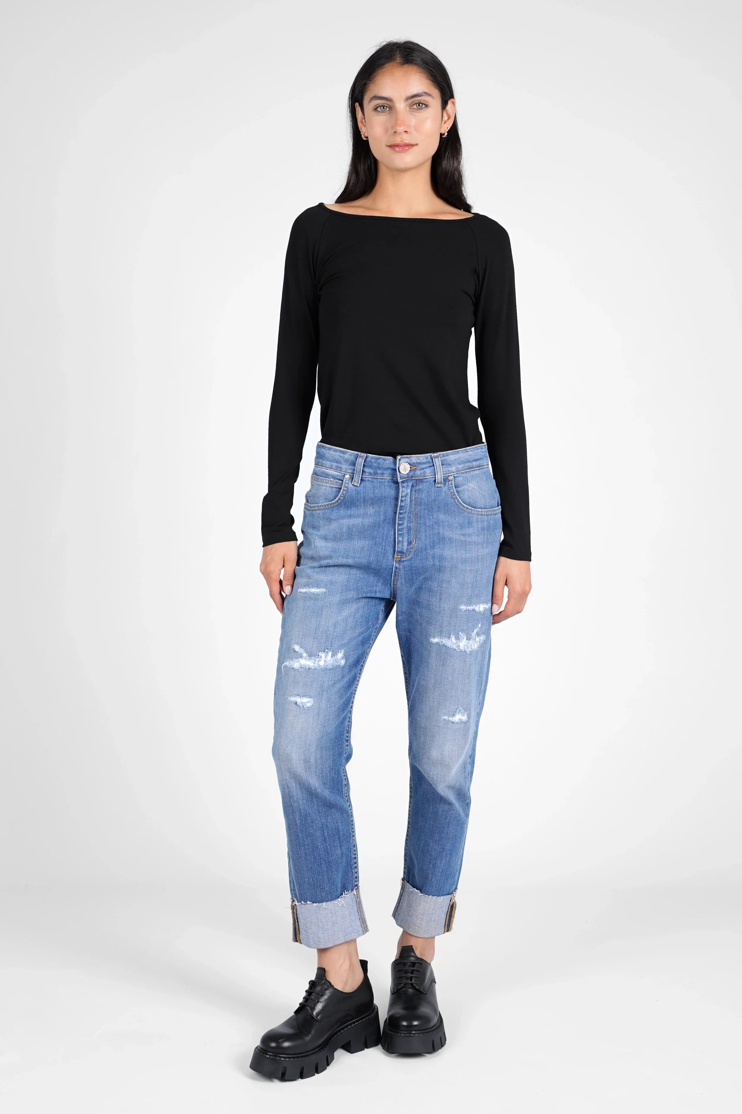 Woman wearing ALVA Boyfriend-Jeans with destroyed details and cuffed raw-cut hems.
