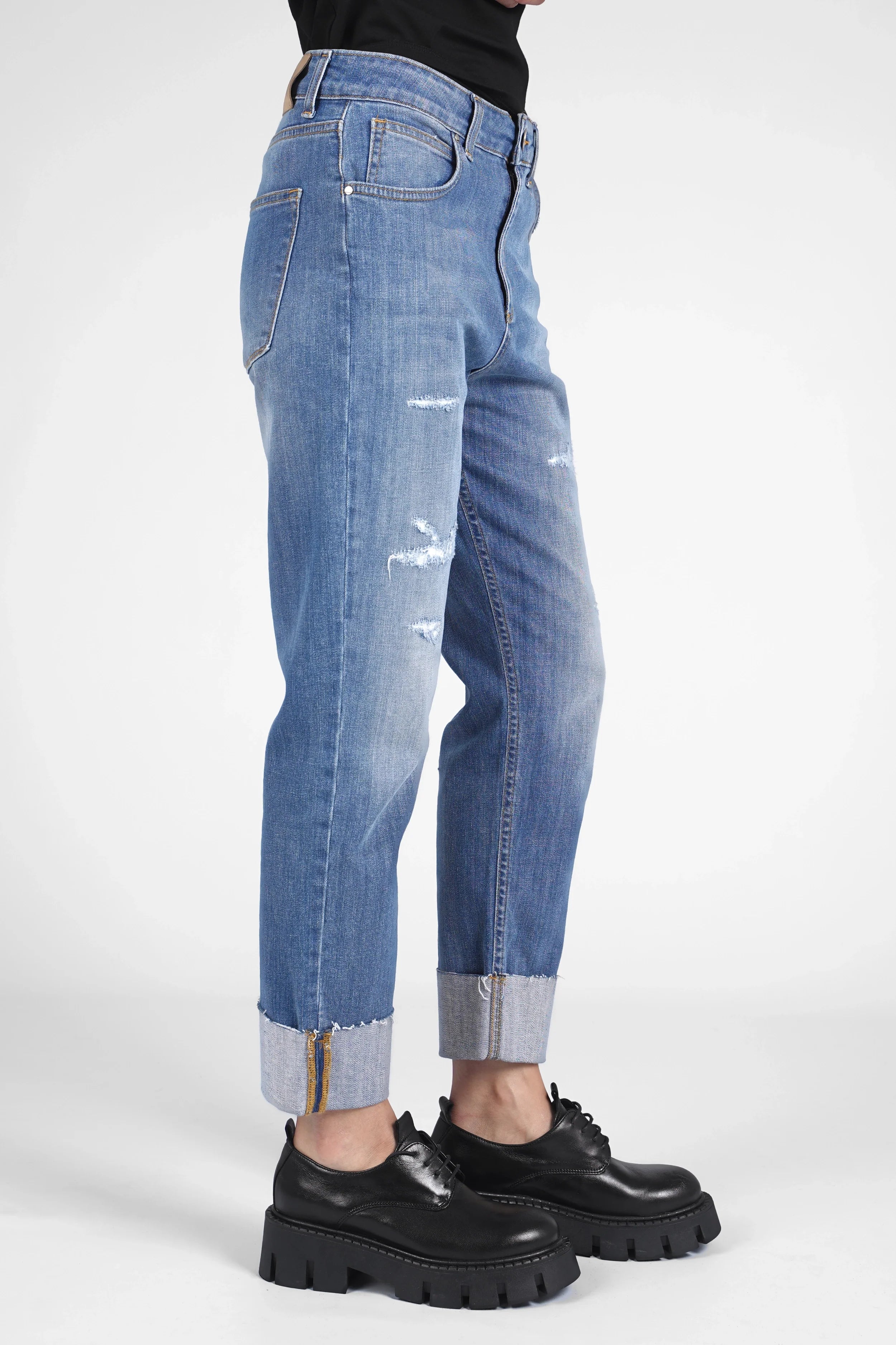 ALVA Boyfriend-Jeans mid waist relaxed fit with destroyed details and raw-cut cuffed hem in light blue denim