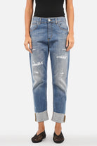 Mittelblaue Boyfriend-Jeans mit Umschlag, Destroyed-Details und Raw-Cut-Design, locker sitzend mit mittlerer Bundhöhe.