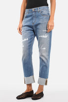 Locker sitzende Boyfriend-Jeans mit Umschlag, Destroyed-Details und mittlerer Bundhöhe in mittlerer blauer Waschung.