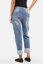 Boyfriend-Jeans mit Umschlag und Destroyed-Details in mittelblauer Waschung, locker geschnitten mit mittlerer Bundhöhe und leicht zulaufendem Bein