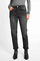 ALVA Boyfriend-Jeans in faded black, mid waist, soft stretch denim, tapered leg, relaxed fit, worn cuffed or long