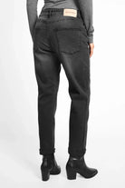ALVA Boyfriend-Jeans in faded black, mid waist, soft stretch denim with tapered leg and 5-pocket style.
