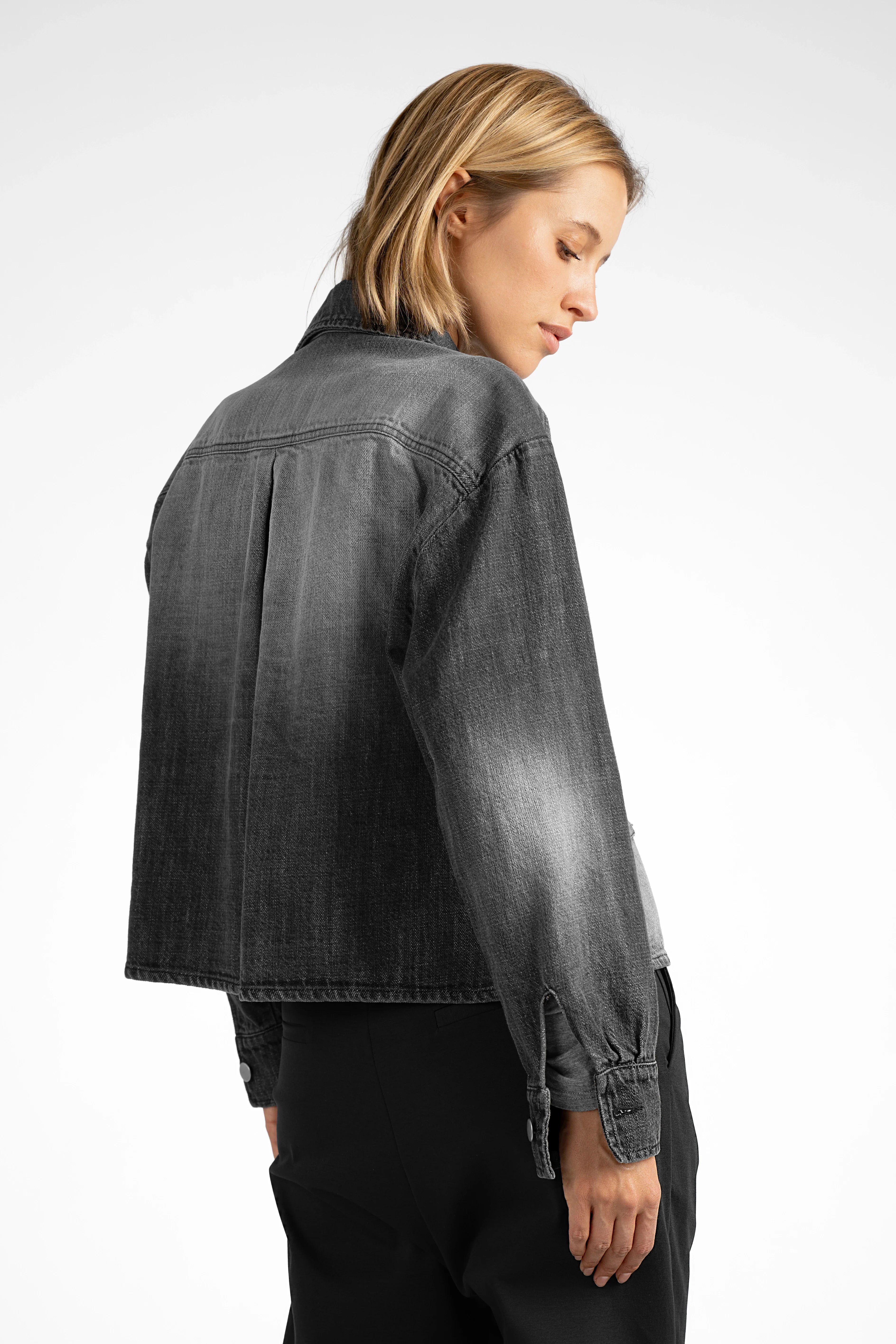 Woman wearing black AMAKU Revive Hemdjacke shirt jacket with classic collar and button cuffs, shown from the back