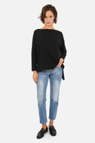 AMALEA Longsleeve aus weichem Baumwolljersey mit U-Boot-Ausschnitt und verlängertem Rückensaum in Relaxed Fit