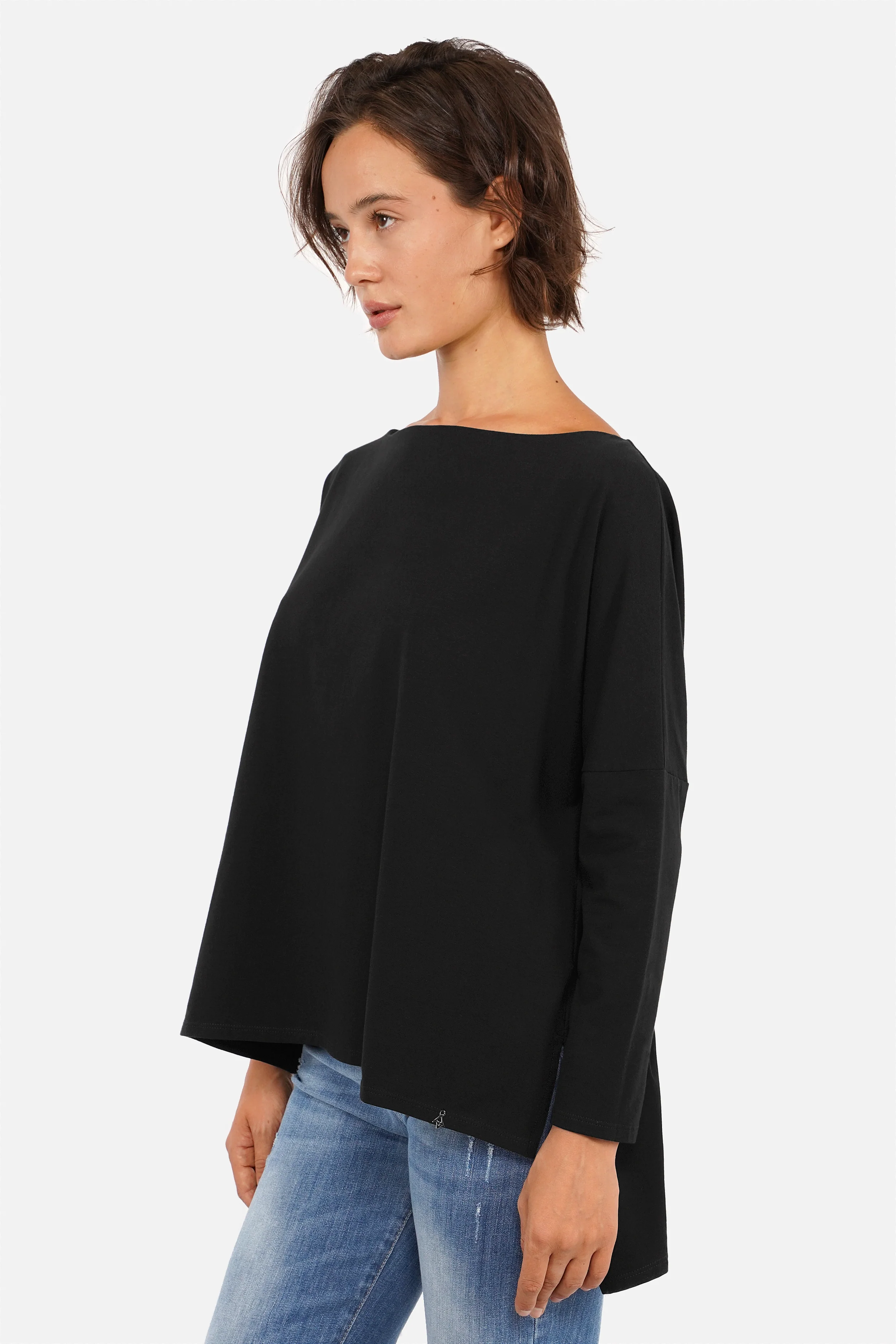 AMALEA Longsleeve aus weichem Baumwolljersey mit U-Boot-Ausschnitt und verlängertem Rückensaum