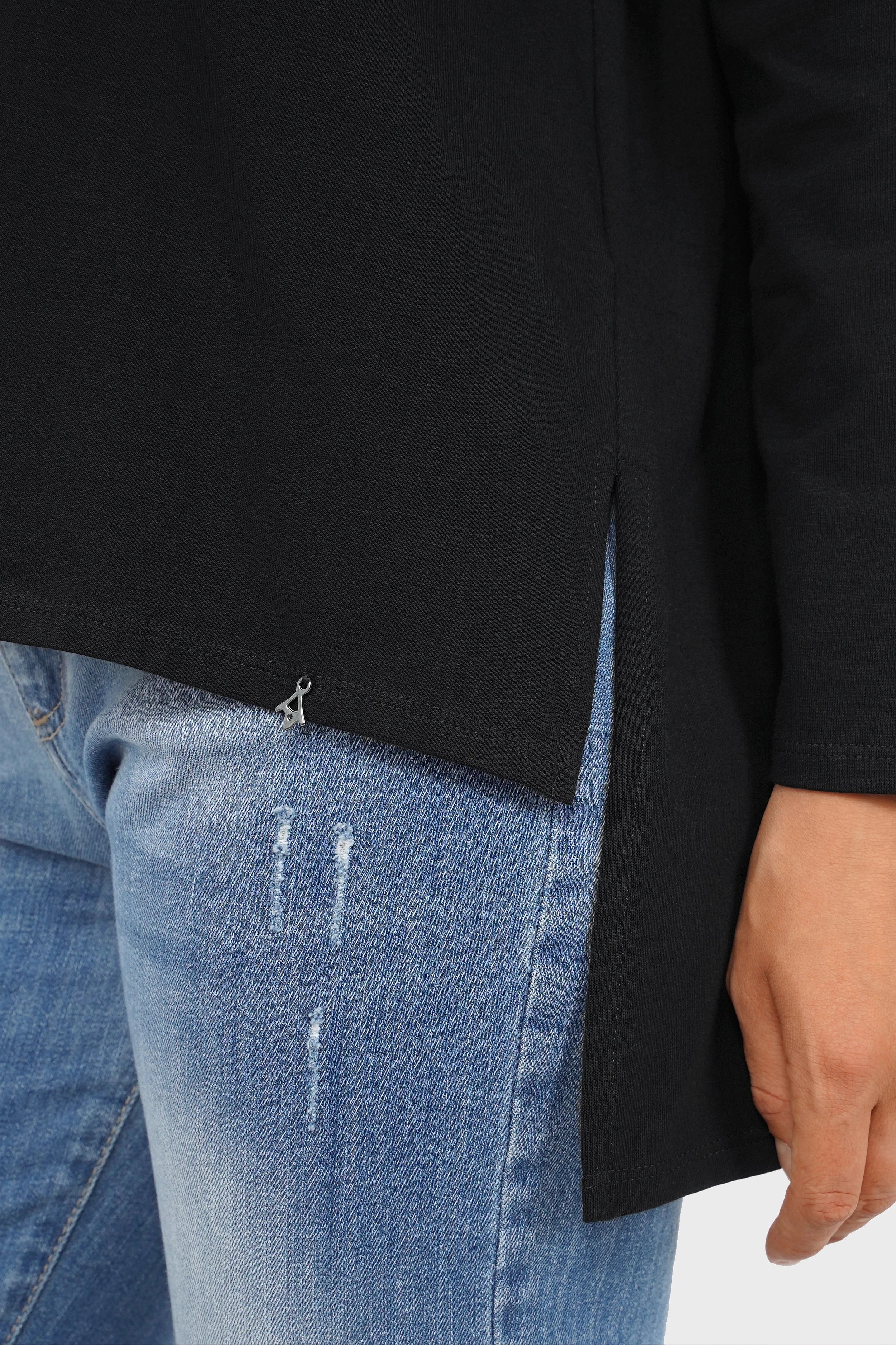 AMALEA Longsleeve aus weichem Baumwolljersey mit U-Boot-Ausschnitt, überschnittenen Schultern und verlängertem Rückensaum in Relaxed Fit.