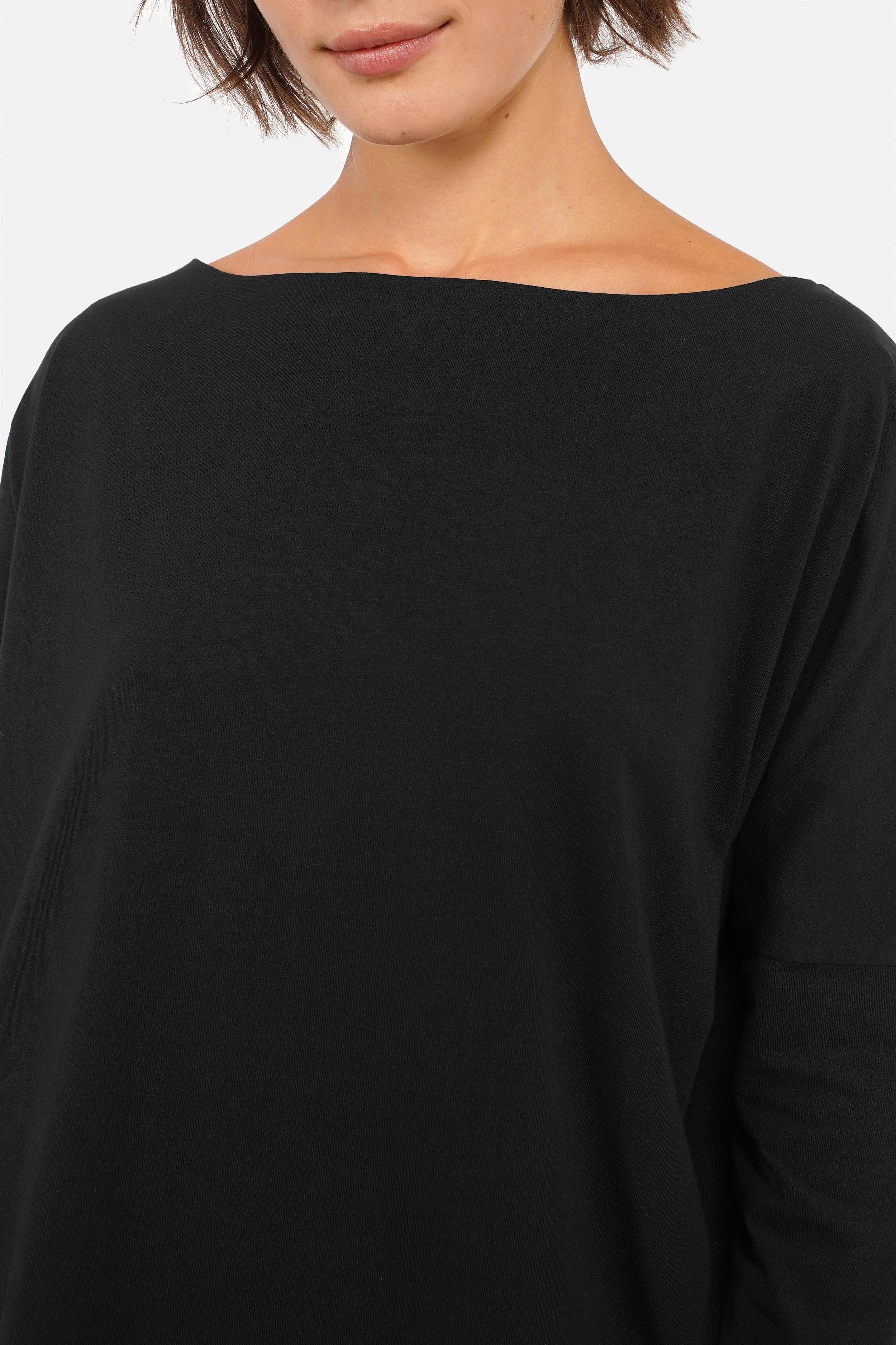 AMALEA Longsleeve aus weichem Baumwolljersey mit U-Boot-Ausschnitt und verlängertem Rückensaum in Relaxed Fit