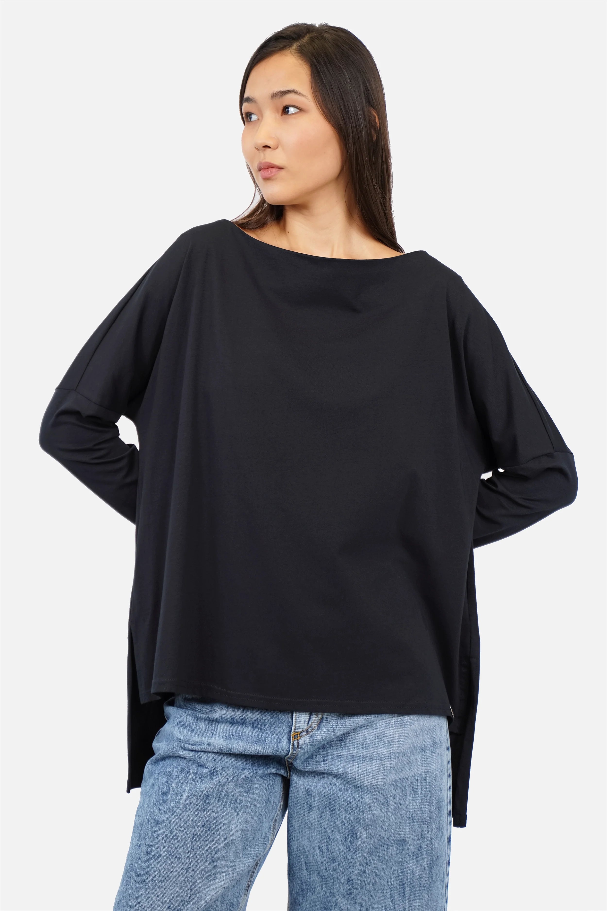 AMALEA Longsleeve aus weichem Baumwolljersey mit U-Boot-Ausschnitt und verlängertem Rückensaum in Relaxed Fit