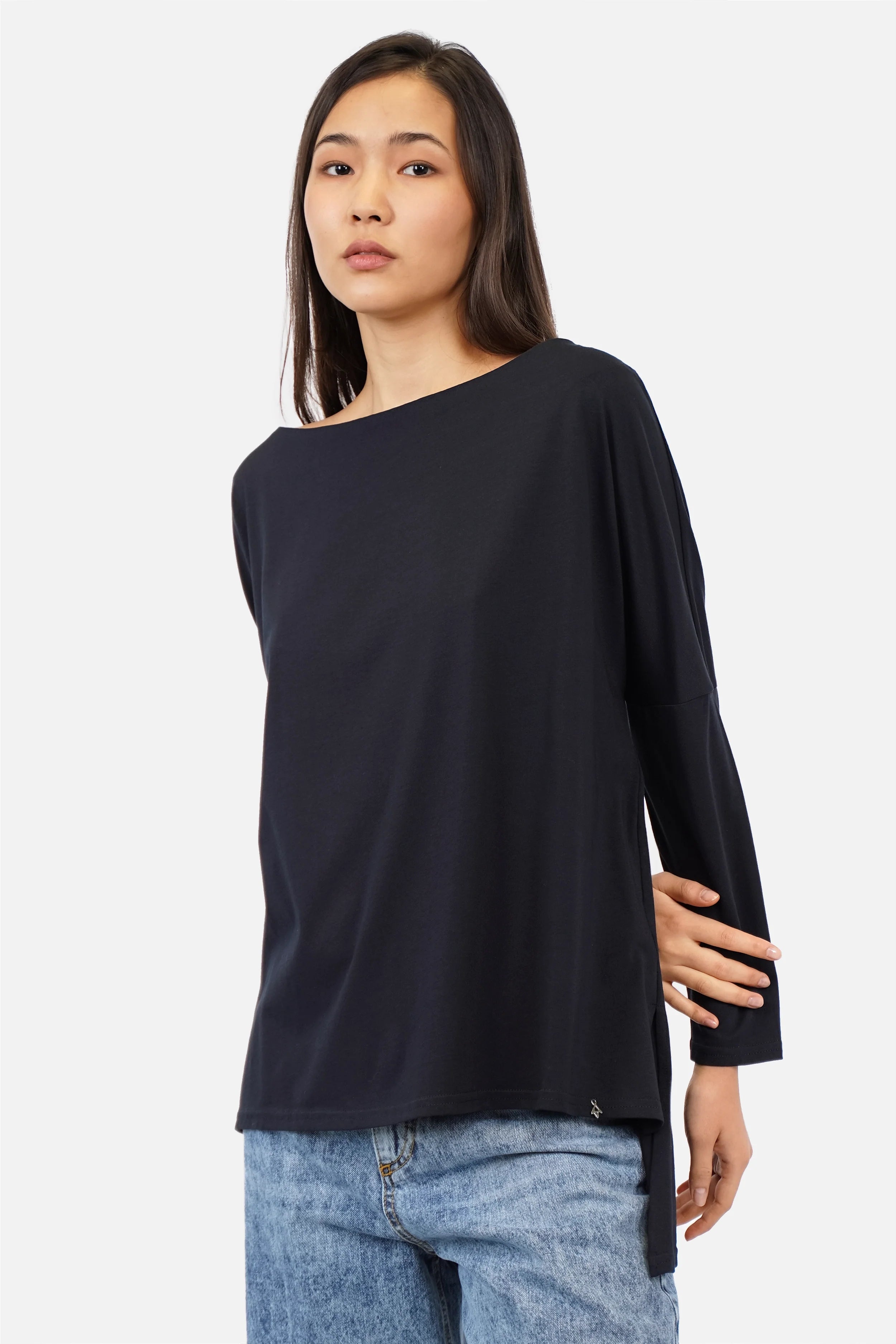 AMALEA Longsleeve aus weichem Baumwolljersey mit U-Boot-Ausschnitt und verlängertem Rückensaum in relaxed Fit