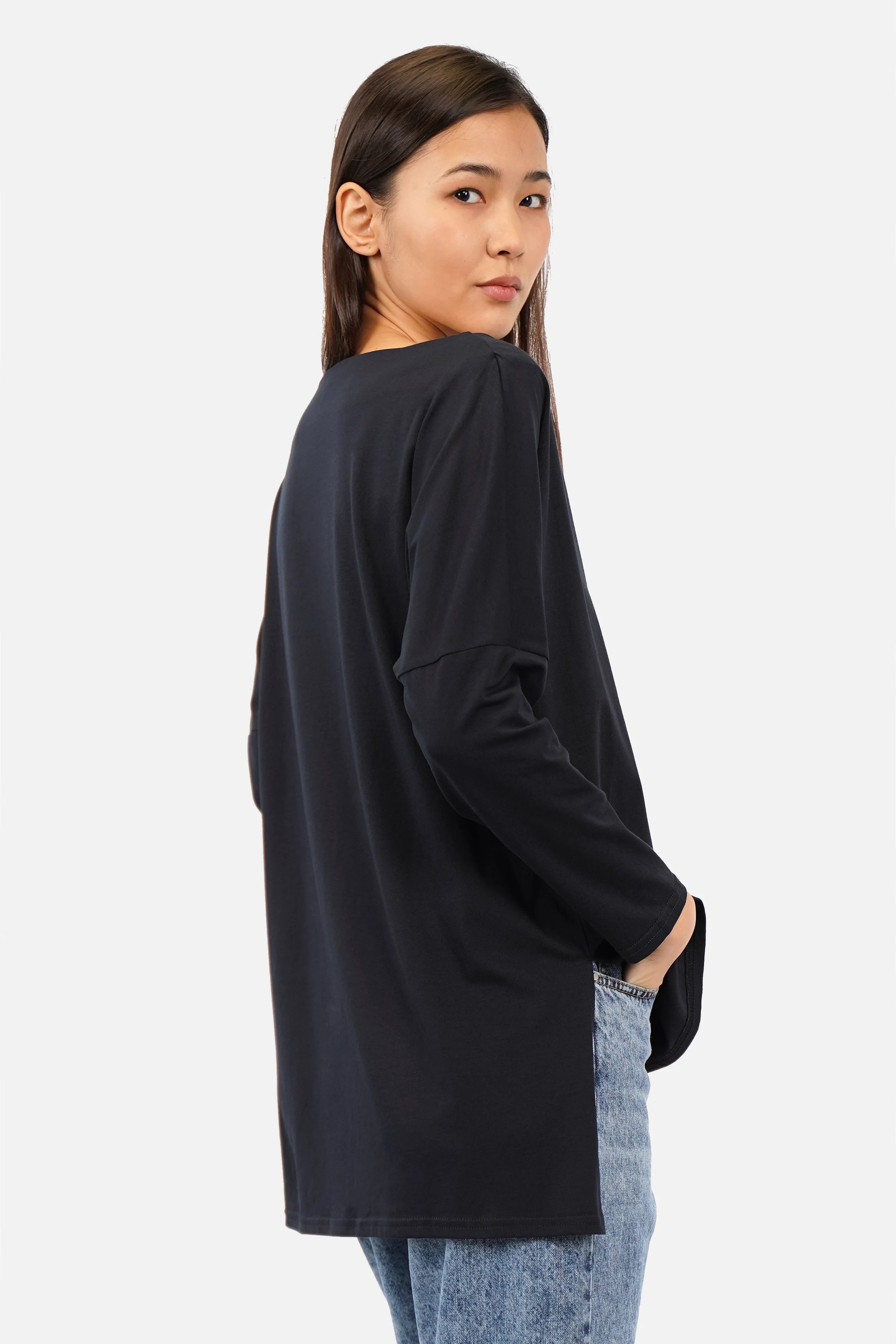 AMALEA Longsleeve aus weichem Baumwolljersey mit U-Boot-Ausschnitt und verlängertem Rückensaum in Relaxed Fit