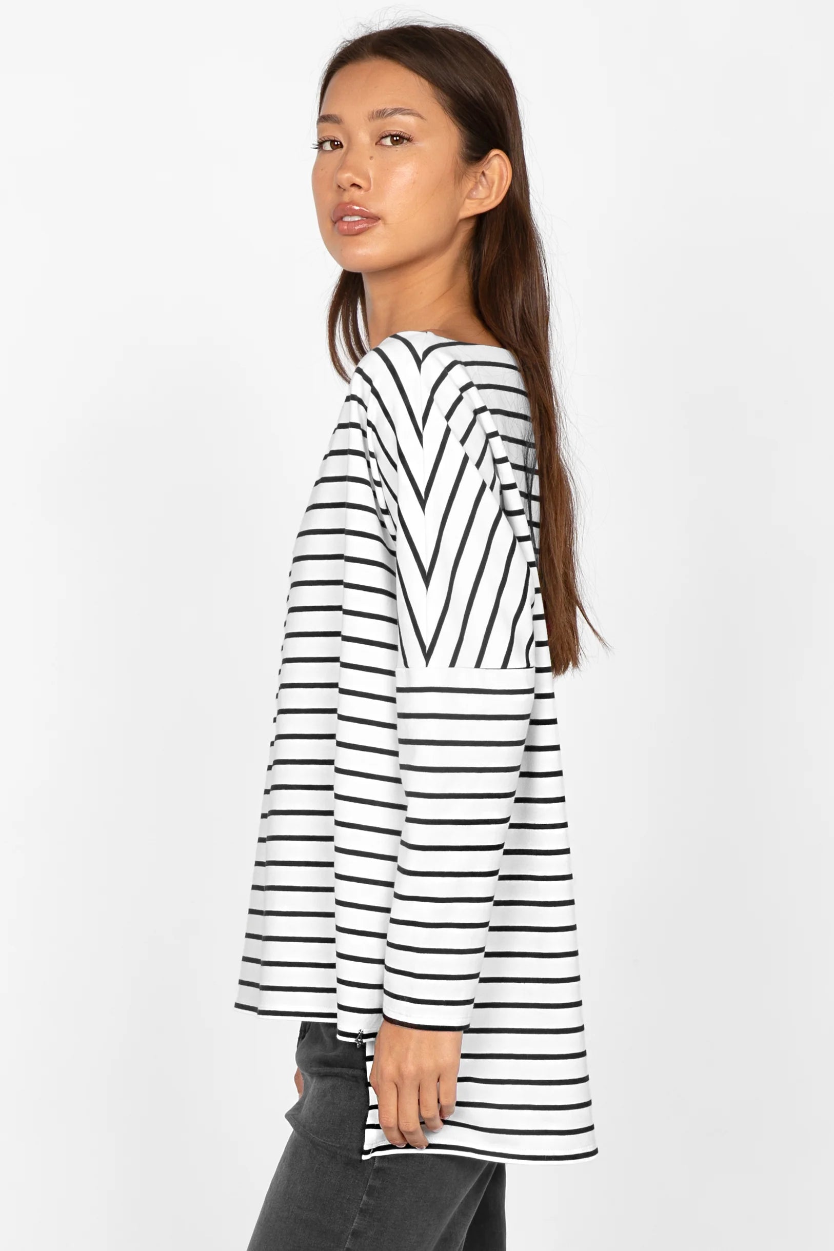 AMALEA Gestreiftes Longsleeve black and white striped cotton stretch top with relaxed fit and boat neckline on model