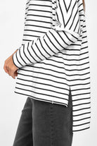 AMALEA Gestreiftes Longsleeve with black and white stripes, relaxed fit, boat neckline, side slits, and extended back hem in soft cotton stretch fabric