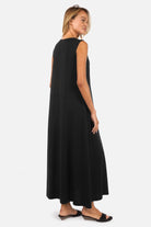 ANDDA Maxikleid aus weichem Viskosejersey mit Rundhalsausschnitt und seitlichen Eingrifftaschen in A-Linie und Maxi Länge
