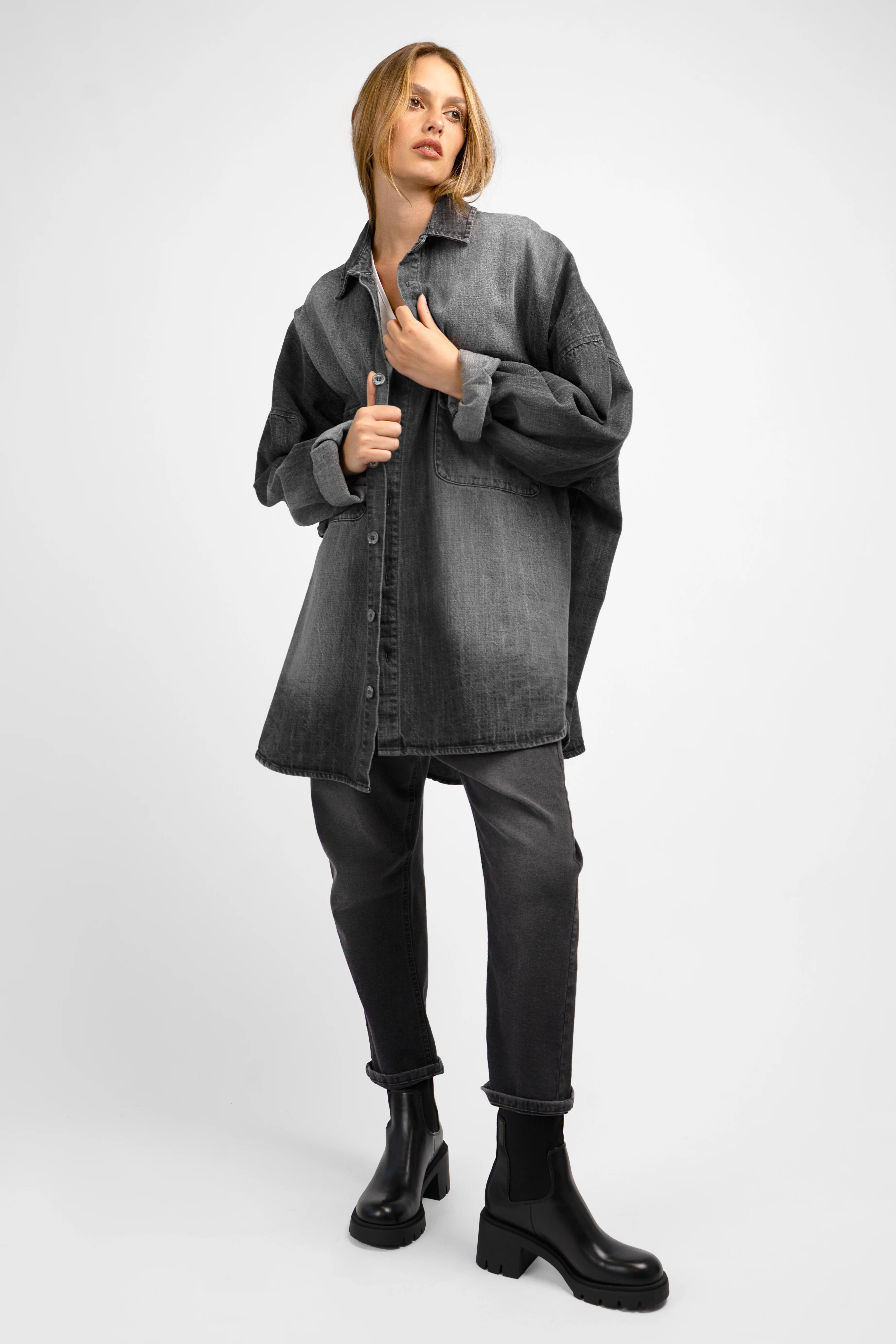 Woman wearing ANEA oversized Hemdjacke denim-look shirt jacket with button front and chest pockets