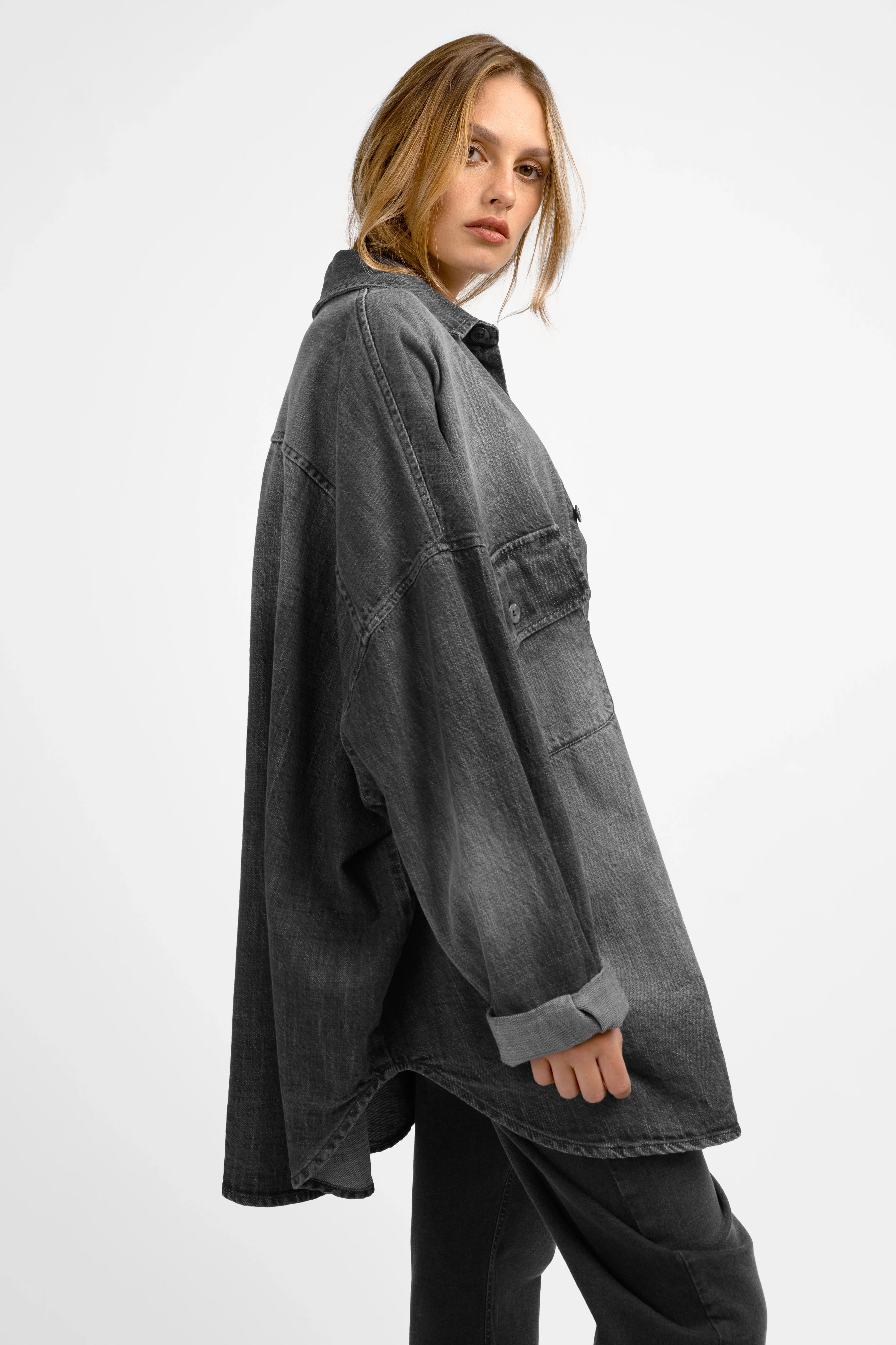 Woman wearing black ANEA oversized Hemdjacke with gradient wash and chest pockets
