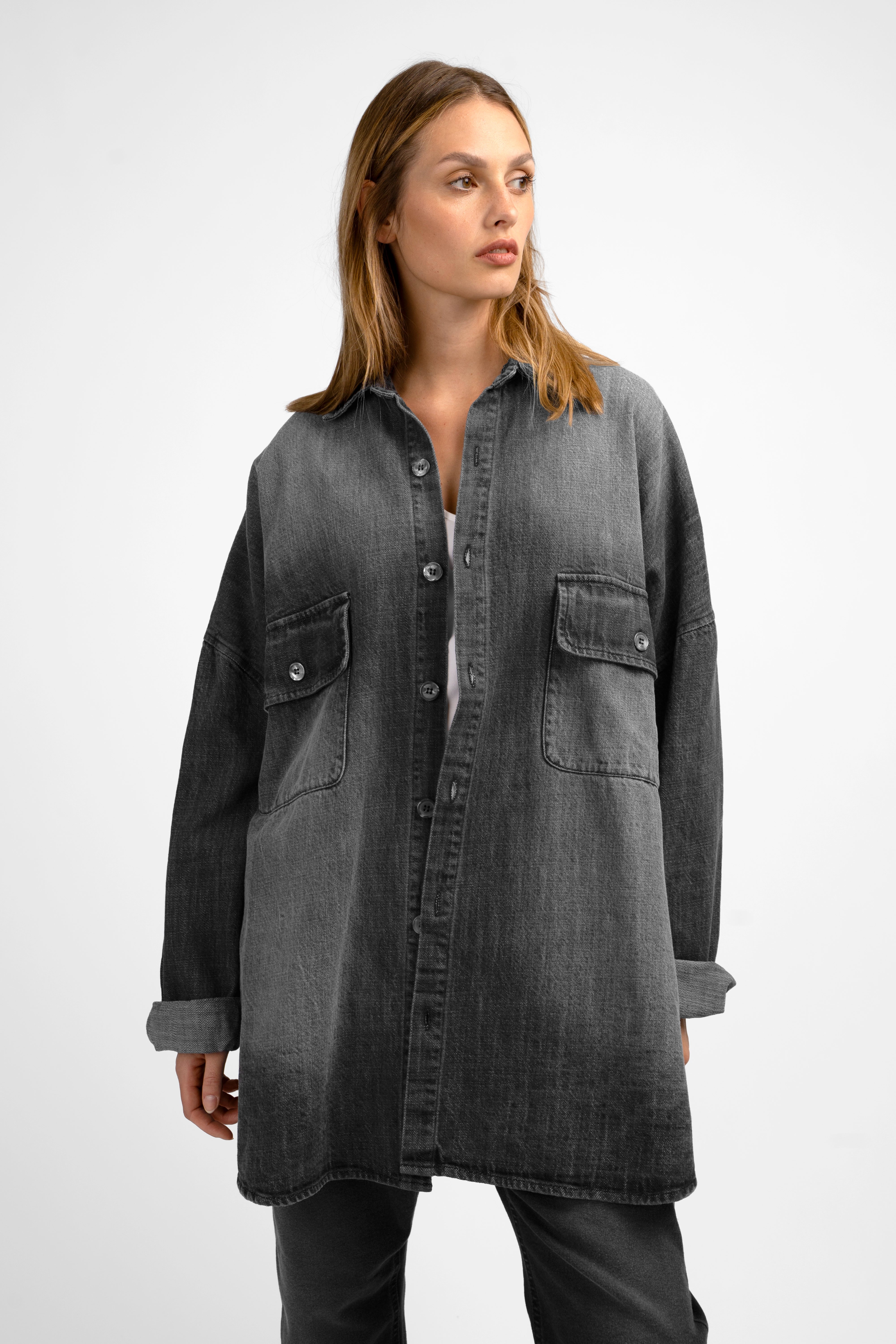 Woman wearing ANEA oversized Hemdjacke denim-look shirt jacket with gradient wash and front pockets