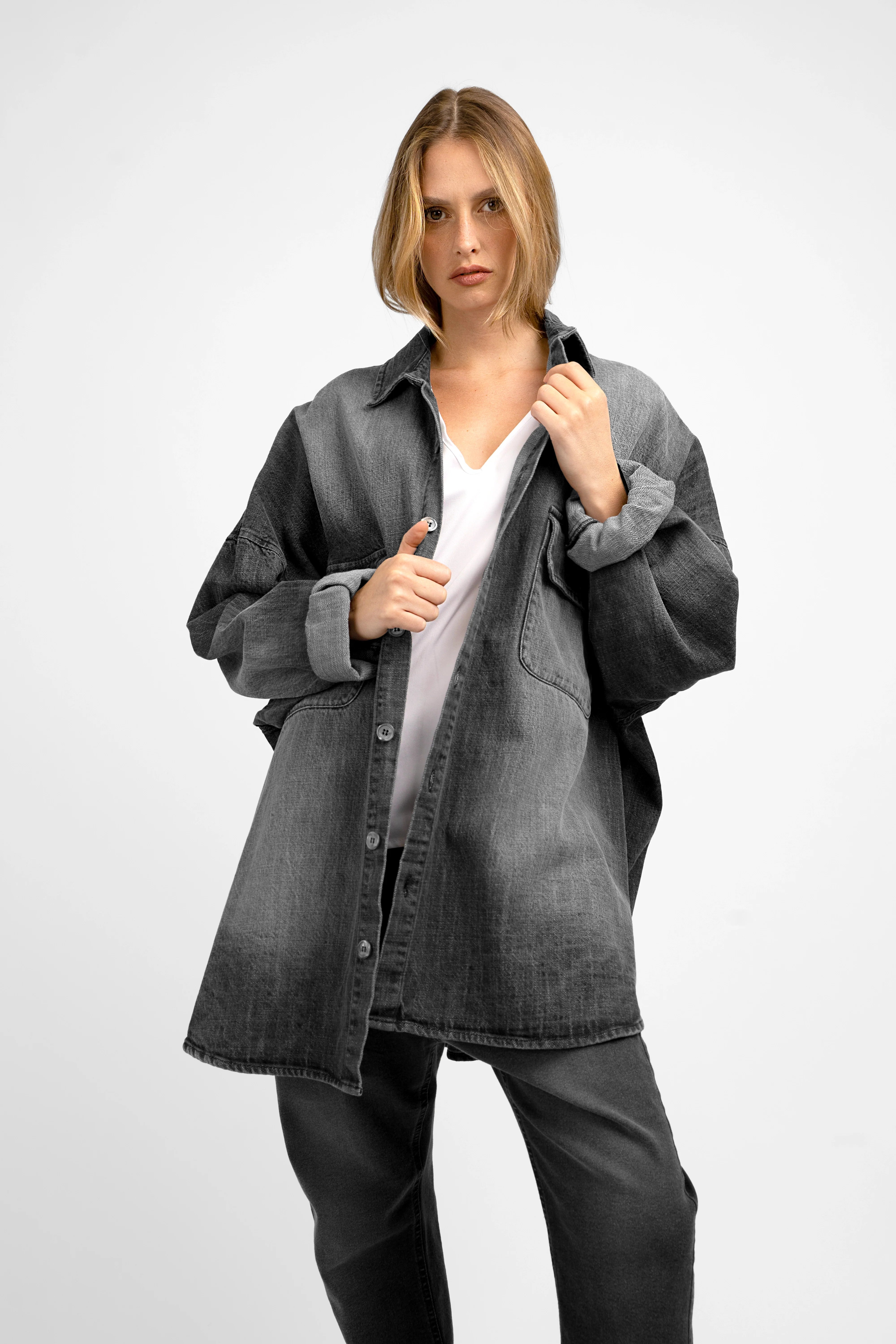 Woman wearing ANEA oversized Hemdjacke denim-look shirt jacket with gradient wash and chest pockets