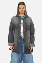 Schwarze ANEA Oversized Denim Hemdjacke aus Baumwolle mit Hemdkragen und Brusttaschen