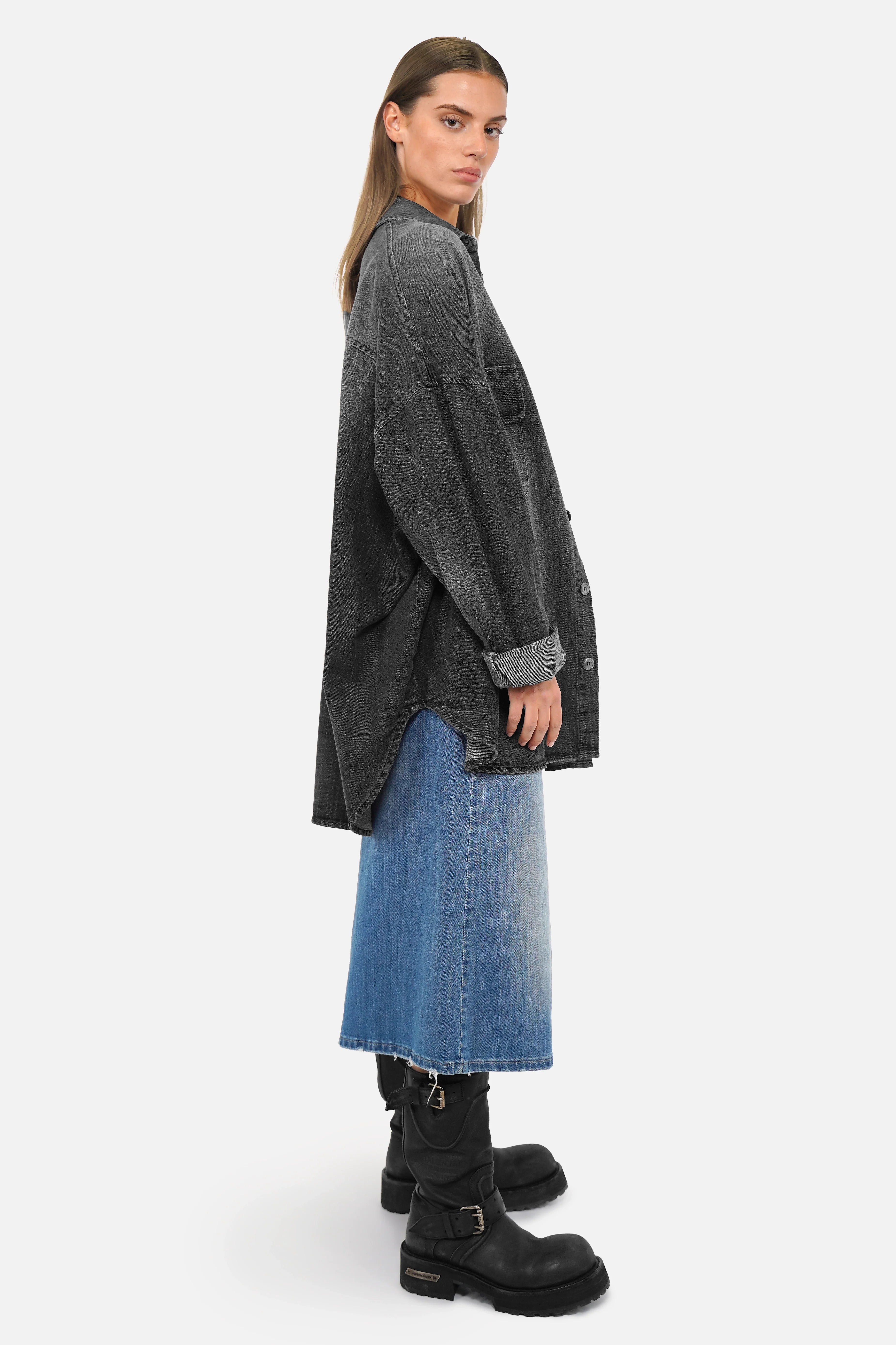 ANEA Oversized Denim Hemdjacke in Blackwashed-Optik mit Hemdkragen und aufgesetzten Brusttaschen